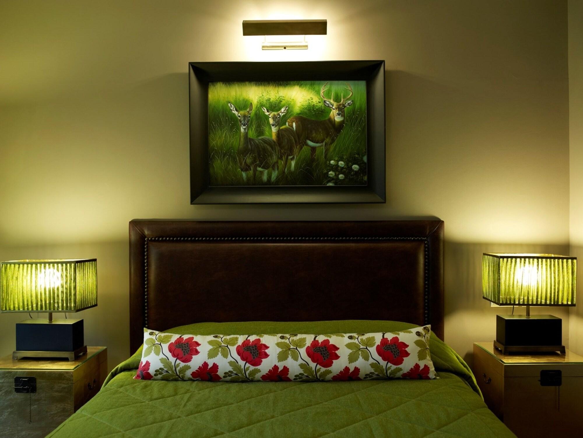 Hotel Du Lac Congress Center & Spa Yanya Dış mekan fotoğraf A bedroom with a bed, a painting, and two bedside lamps