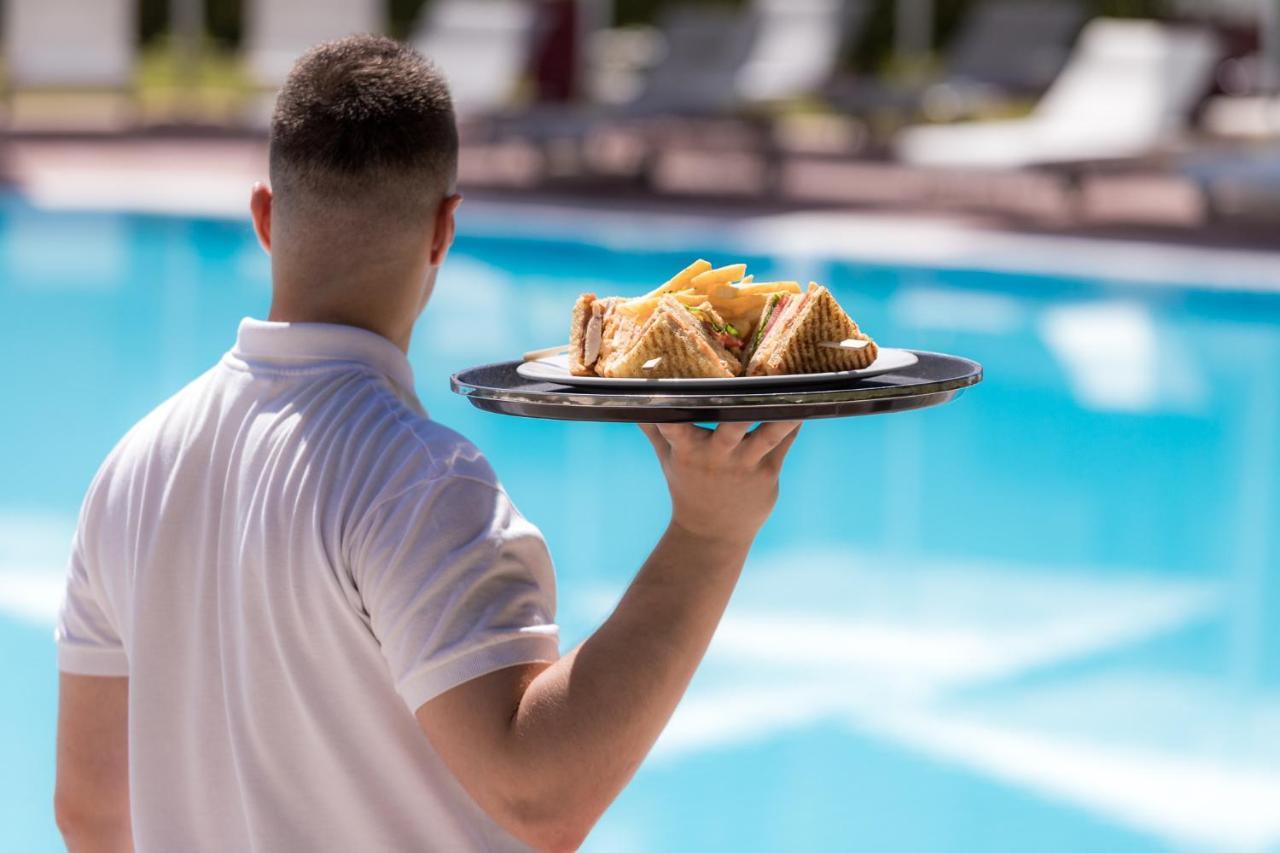 Hotel Du Lac Congress Center & Spa Yanya Dış mekan fotoğraf A waiter serving food