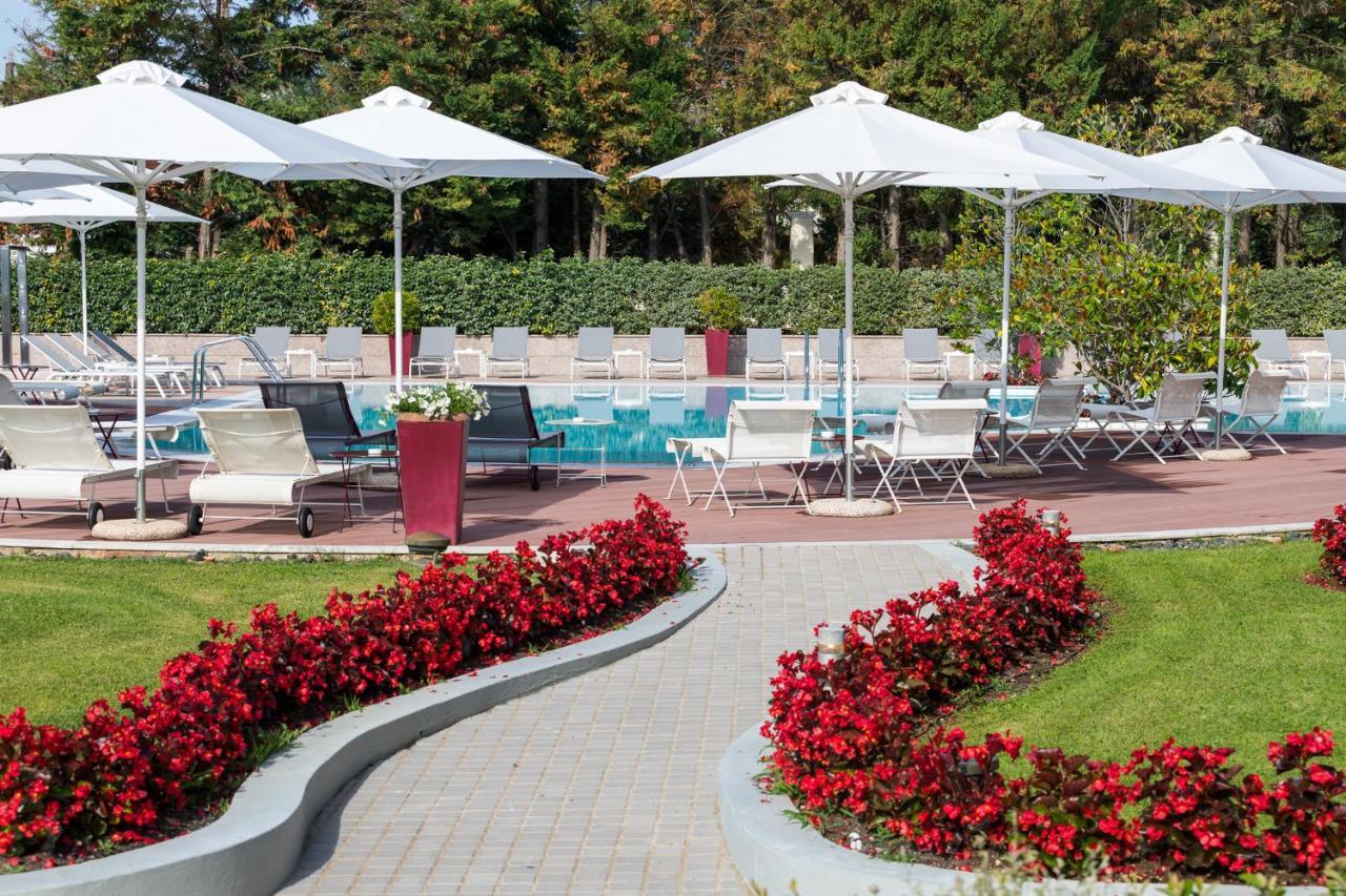 Hotel Du Lac Congress Center & Spa Yanya Dış mekan fotoğraf The swimming pool at the hotel