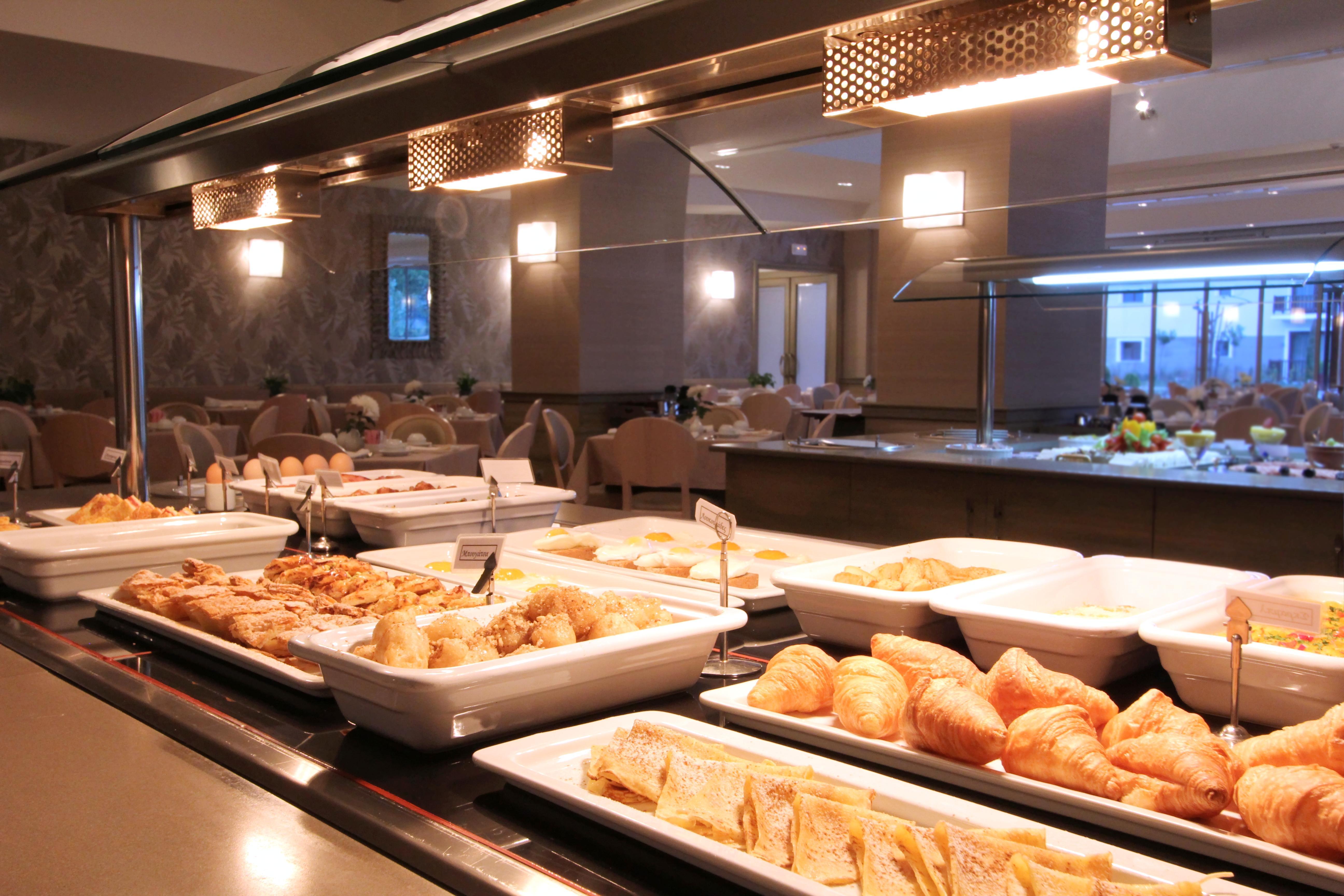 Hotel Du Lac Congress Center & Spa Yanya Dış mekan fotoğraf A buffet at a hotel