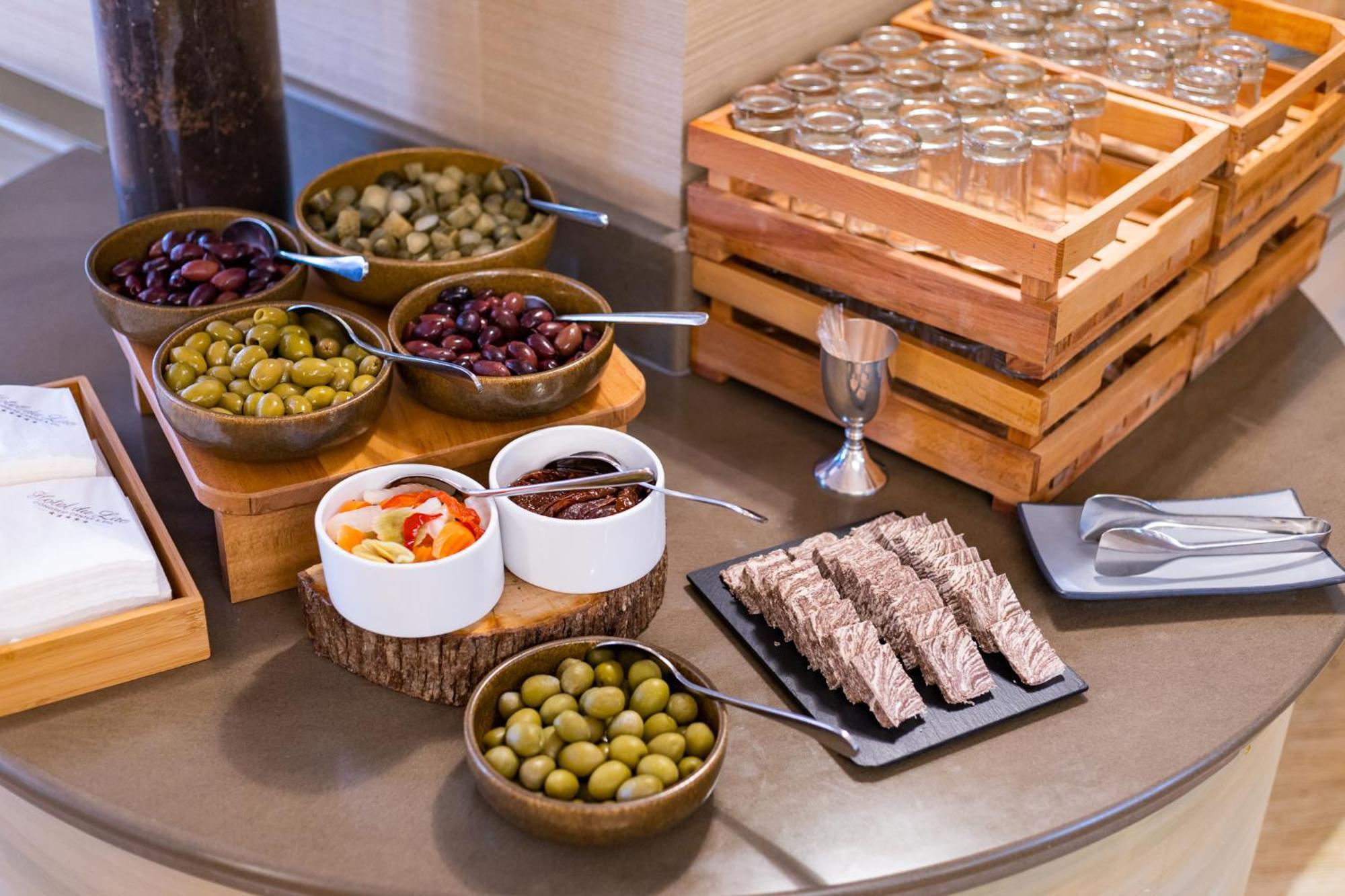Hotel Du Lac Congress Center & Spa Yanya Dış mekan fotoğraf A selection of olives and olive oil
