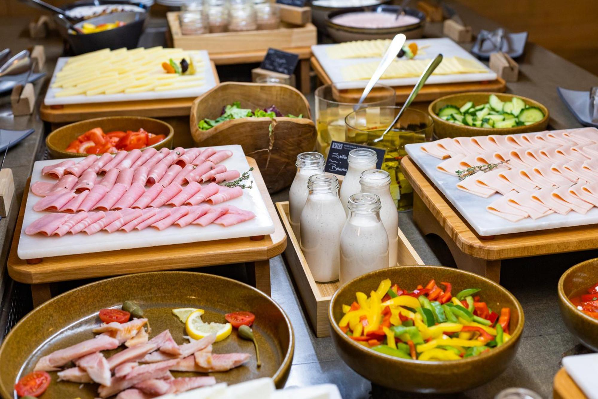 Hotel Du Lac Congress Center & Spa Yanya Dış mekan fotoğraf A buffet at a hotel
