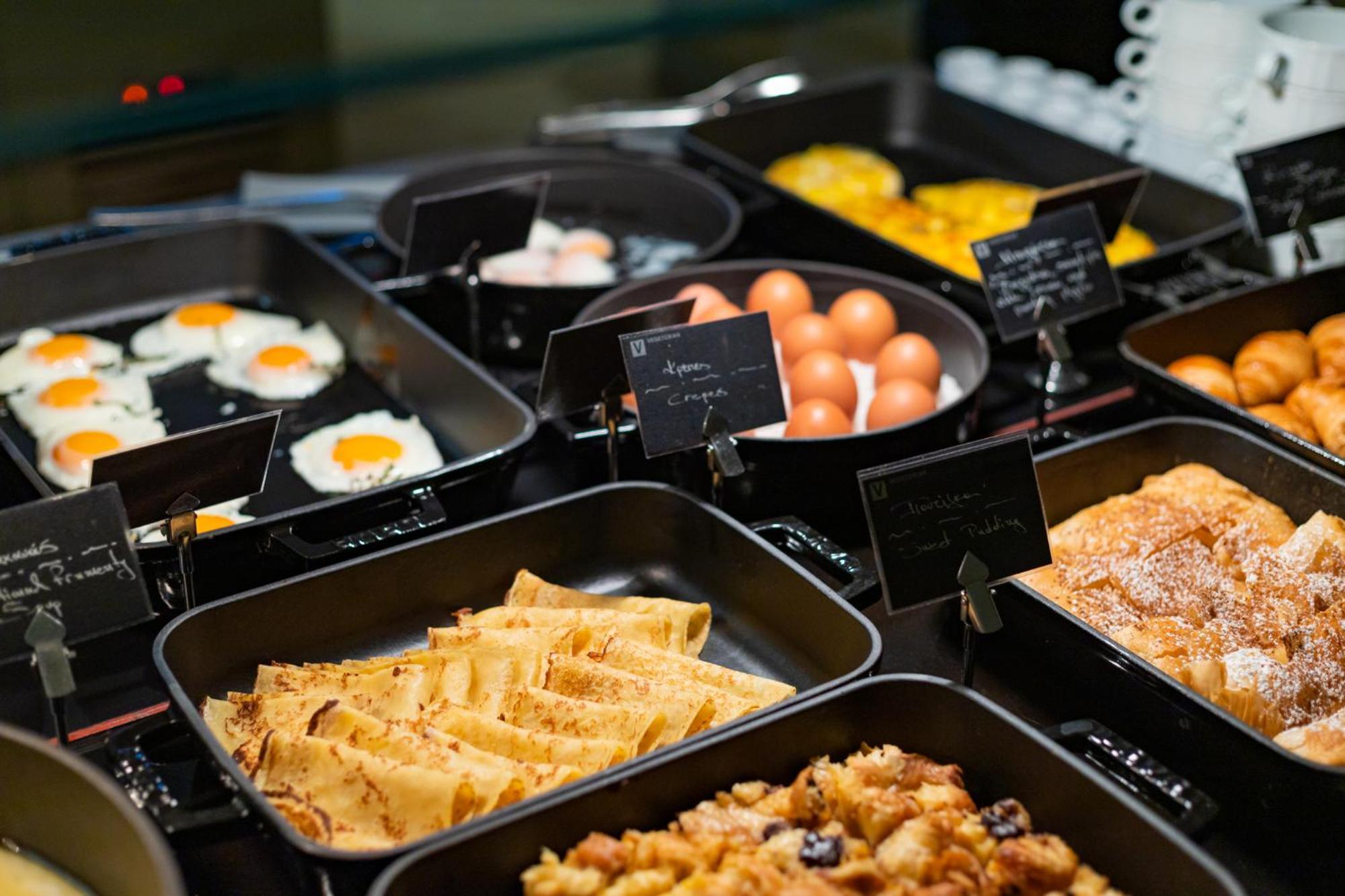 Hotel Du Lac Congress Center & Spa Yanya Dış mekan fotoğraf A breakfast buffet