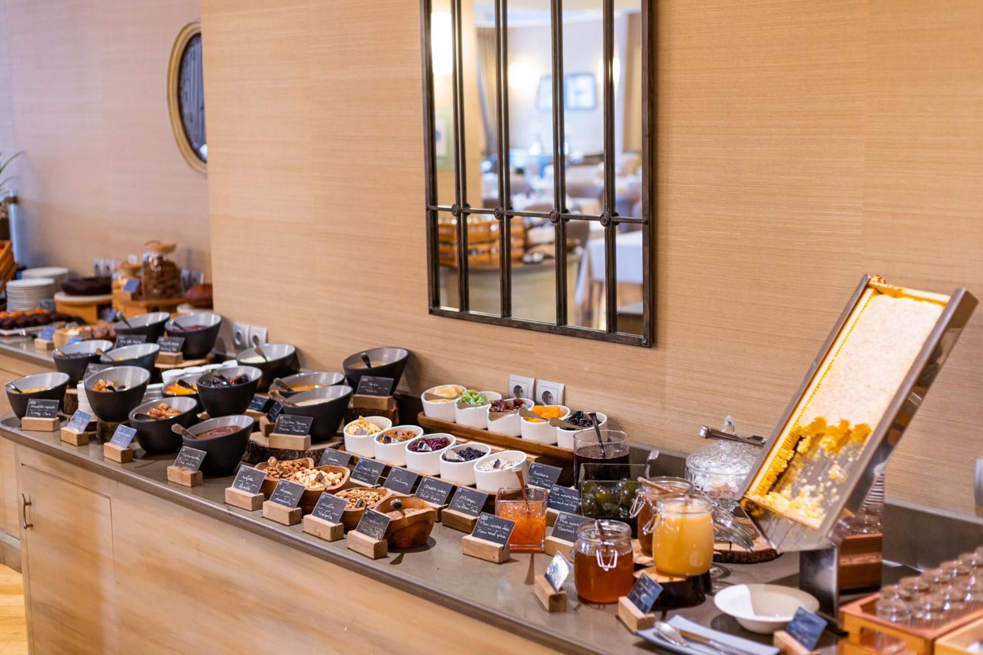 Hotel Du Lac Congress Center & Spa Yanya Dış mekan fotoğraf A buffet at a hotel
