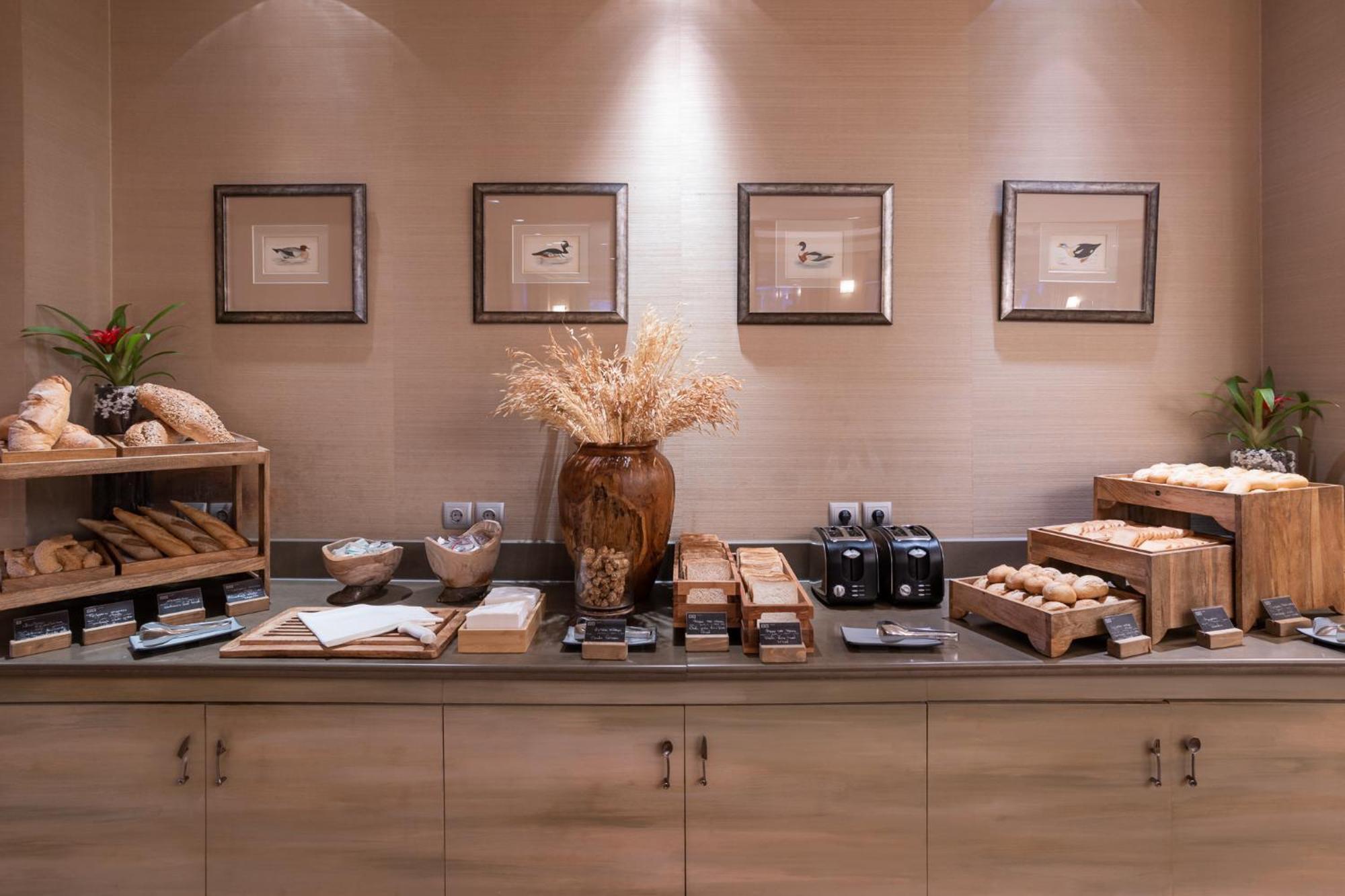 Hotel Du Lac Congress Center & Spa Yanya Dış mekan fotoğraf The buffet at the lounge