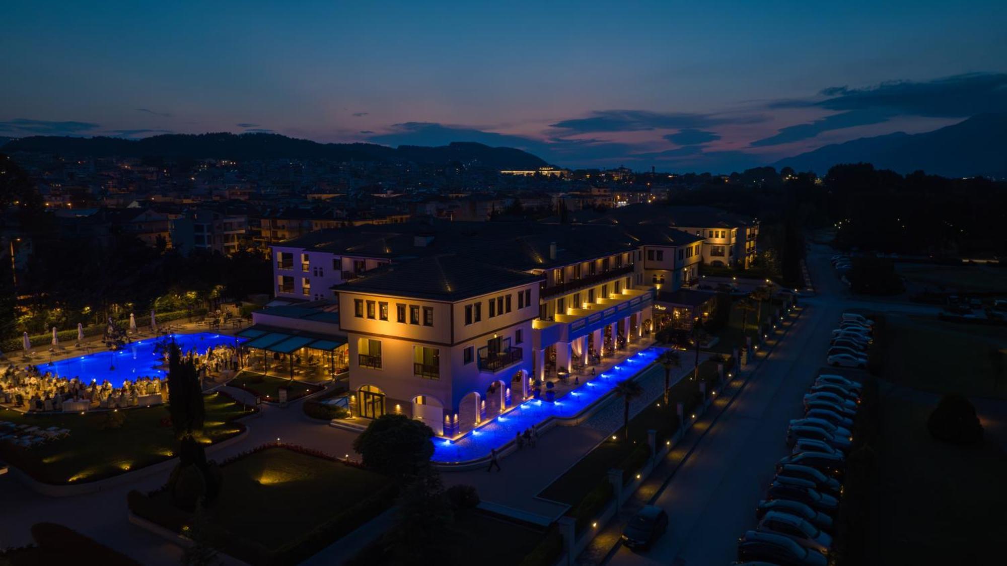 Hotel Du Lac Congress Center & Spa Yanya Dış mekan fotoğraf The hotel at night