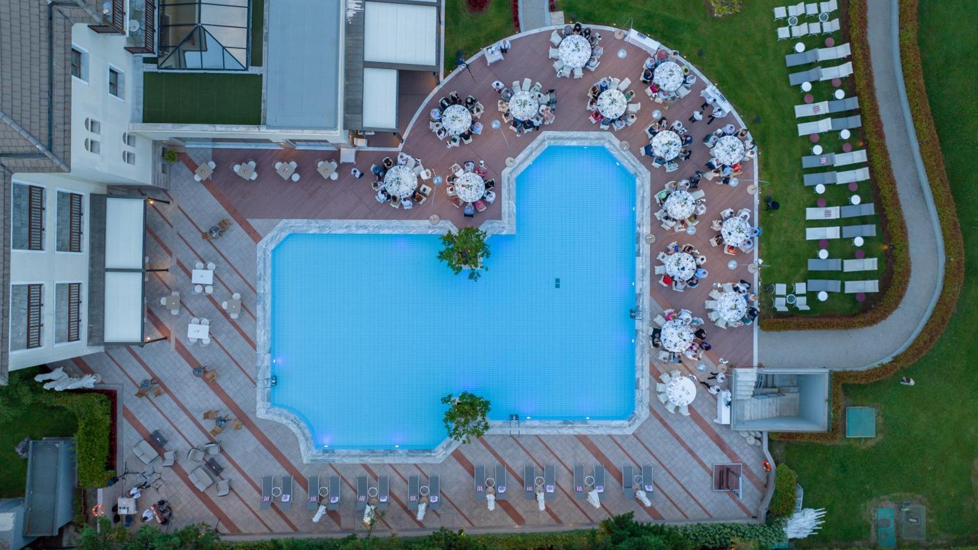 Hotel Du Lac Congress Center & Spa Yanya Dış mekan fotoğraf Aerial view of the pool